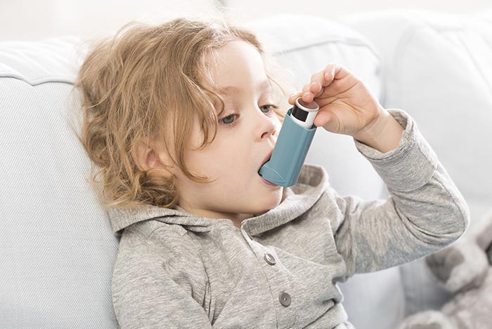 Zdjęcie przedstawiające dziecko z astmą